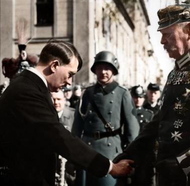 Spotkanie feldmarszałka i prezydenta Paula von Hindenburga z demokratycznie wybranym kanclerzem Niemiec - Hitlerem.