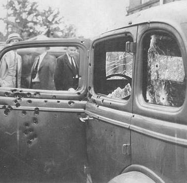 Samochód pary amerykańskich przestępców Bonnie i Clyde tuż po ich zastrzeleniu.