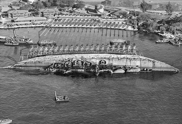 Uszkodzony pancernik typu Nevada - USS Oklahoma w porcie Pearl Harbor