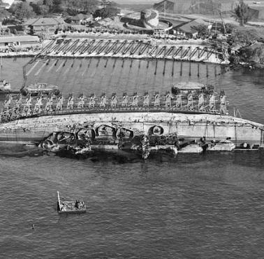 Uszkodzony pancernik typu Nevada - USS Oklahoma w porcie Pearl Harbor
