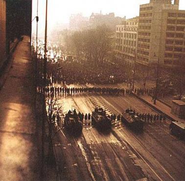 Walka o władzę pomiędzy zwolennikami rumuńskiego dyktatora Nicolae Ceaușescu i jego przeciwników w łonie partii.
