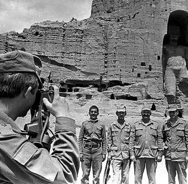 Rosyjscy żołnierze na tle posągów Buddy w Bamianie (Afganistan).