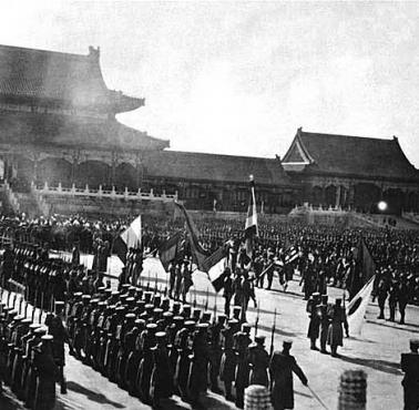Wojska mocarstw kolonialnych po pacyfikacji Powstania bokserów w Chinach.