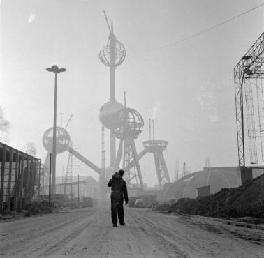 Budowa nietypowego belgijskiego pawilonu Atomium (Bruksela, Belgia).