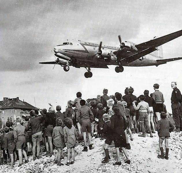 Amerykański Douglas C-54 Skymaster ląduje na lotnisku Tempelhof podczas rosyjskiej blokady Berlina.