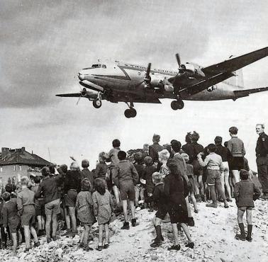 Amerykański Douglas C-54 Skymaster ląduje na lotnisku Tempelhof podczas rosyjskiej blokady Berlina.