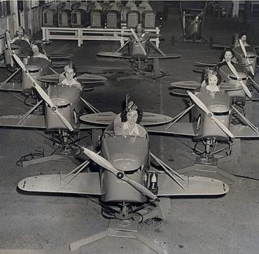 Kobiety podczas zajęć w szkole pilotów (Los Angeles, Kalifornia)