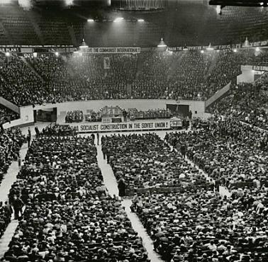 Amerykańscy komuniści podczas zjazdu w Madison Square Garden (Nowy Jork).