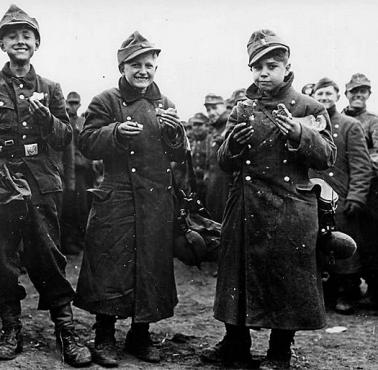 Złapani przez Amerykanów żołnierze - dzieci z niemieckich oddziałów samoobrony.