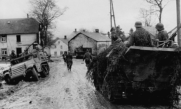 Żołnierze Waffen-SS Kampfgruppe Peiper podczas ofensywy w Ardenach (Honsfeld, Belgia).