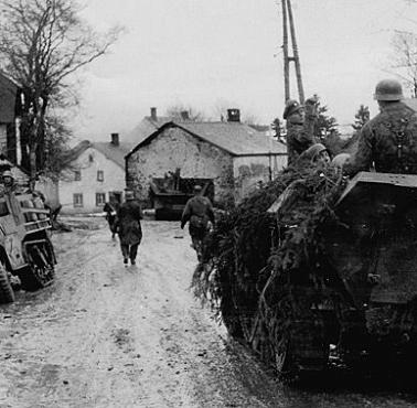 Żołnierze Waffen-SS Kampfgruppe Peiper podczas ofensywy w Ardenach (Honsfeld, Belgia).