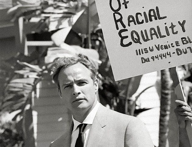 Marlon Brando podczas politycznej akcji organizowanej przez Congress of Racial Equality in Torrance (Los Angeles).