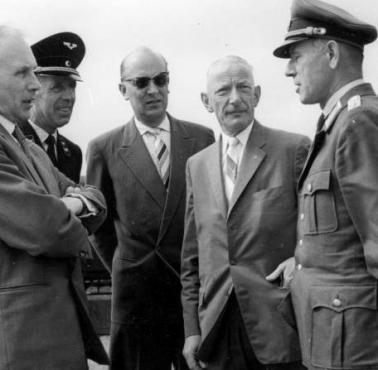 1959 r. Burmistrz Westerland na wyspie Sylt (i kat Woli) Heinz Rheinefahrt (drugi w prawej) obok szefa policji ...