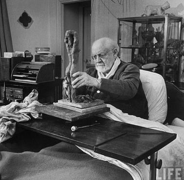 Francuski artysta Henri Matisse podczas prac nad figurką.