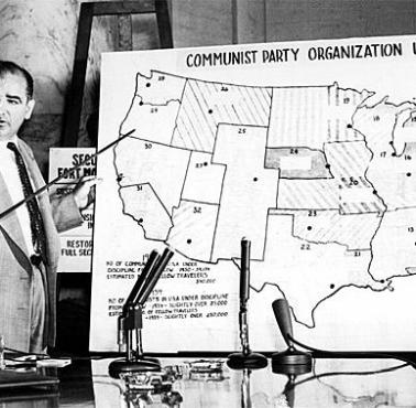 Senator Joseph McCarthy przed mapą z naniesioną aktywnością partii komunistycznych, czyli sowiecką agenturą.