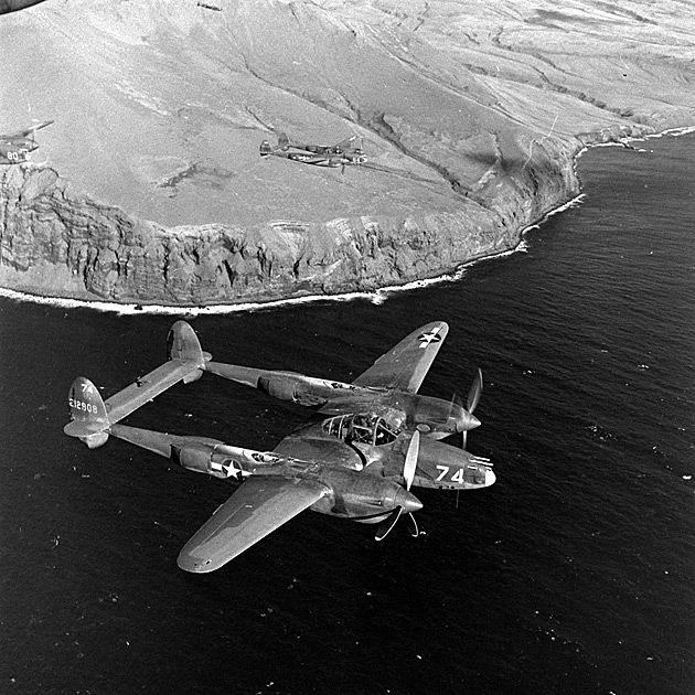 Myśliwiec Lockheed P-38 Lightning podczas lotu nad Aleutami (Alaska, USA).