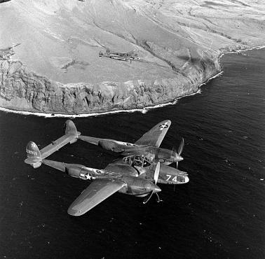 Myśliwiec Lockheed P-38 Lightning podczas lotu nad Aleutami (Alaska, USA).