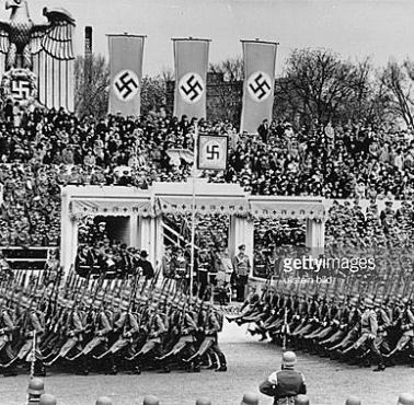 Wielka parada w rocznicę urodzin demokratycznie wybranego kanclerza Niemiec Adolfa Hitlera.