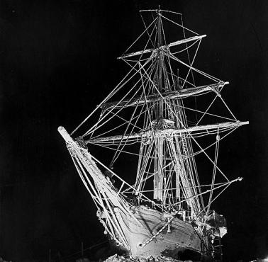 Statek Sir Ernesta Henry'ego Shackletona Endurance podczas wyprawy antarktycznej.