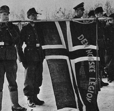 Żołnierze z Norweskiego Legionu Ochotniczego (Legion Norwesk) oddają hołd kolegom poległym pod Leningradem.