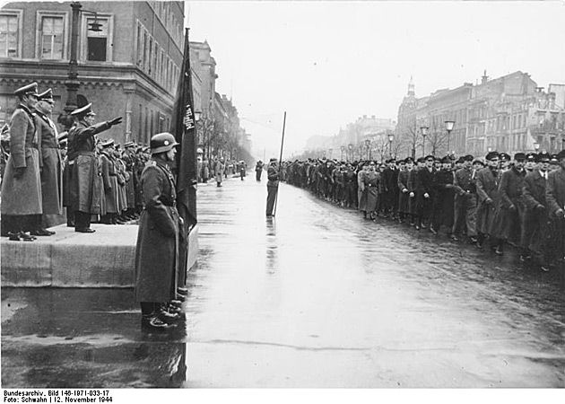 Joseph Goebbels podczas przeglądu oddziałów Volkssturmu, coś w rodzaju pospolitego ruszenia.
