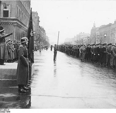 Joseph Goebbels podczas przeglądu oddziałów "Volkssturmu", coś w rodzaju pospolitego ruszenia.