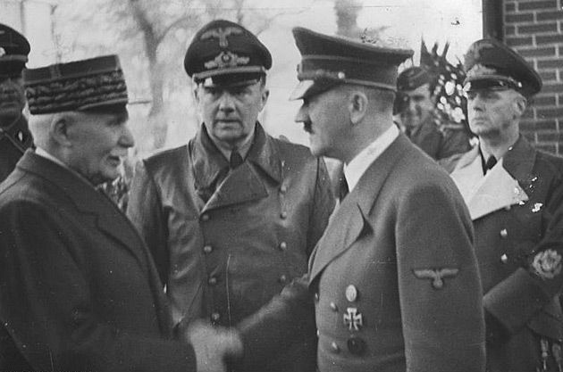 Spotkanie sojuszników, premier Francji marszałek Philippe Pétain wita się z Adolfem Hitlerem (Montoire, Francja).