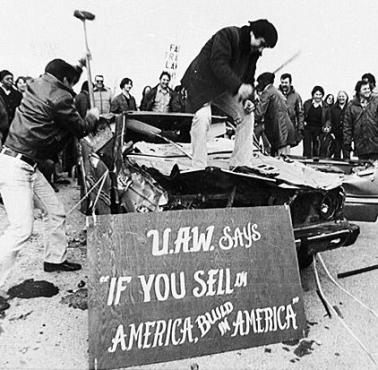 Amerykańscy robotnicy protestujący przeciwko japońskim samochodom w USA.