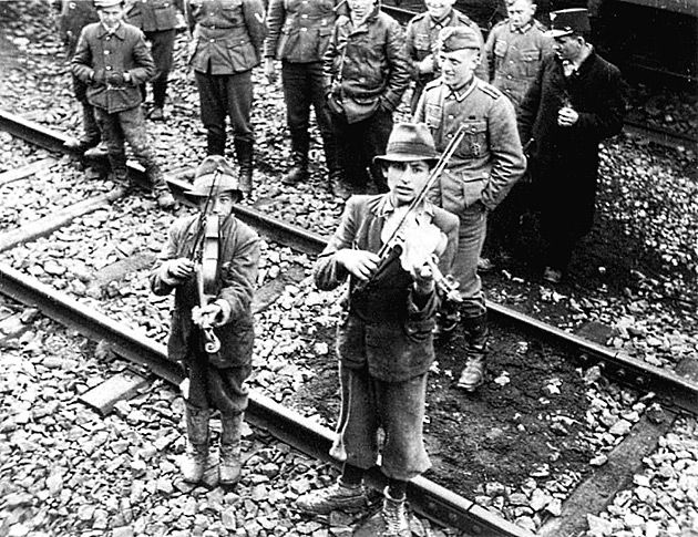 Rok 1942-43 - niemieccy żołnierze i francuska policja pilnuje transportu ludzi przeznacznych do wywozu do Auschwitz (Francja).