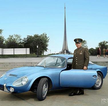 Yuri Gagarin ze swoim francuskim samochodem sportowym Matra Bonnet Djet VS coupe.