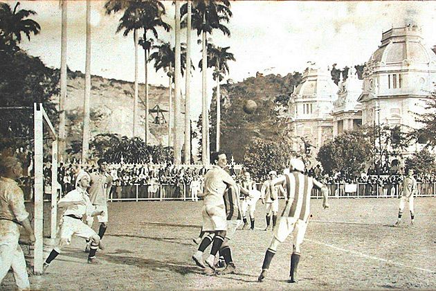 Mecz piłki nożnaj pomiędzy angielskim zespołem Exeter City i zespołem z Rio de Janeiro (Brazylia).