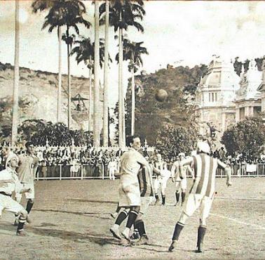 Mecz piłki nożnaj pomiędzy angielskim zespołem Exeter City i zespołem z Rio de Janeiro (Brazylia).