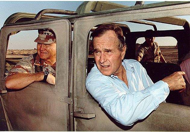 Prezydent George H. W. Bush wizytuje oddziały w Arabii Saudyjskiej, za nim generał Norman Schwarzkopf.