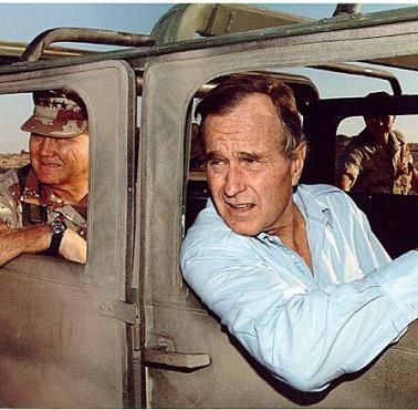 Prezydent George H. W. Bush wizytuje oddziały w Arabii Saudyjskiej, za nim generał Norman Schwarzkopf.