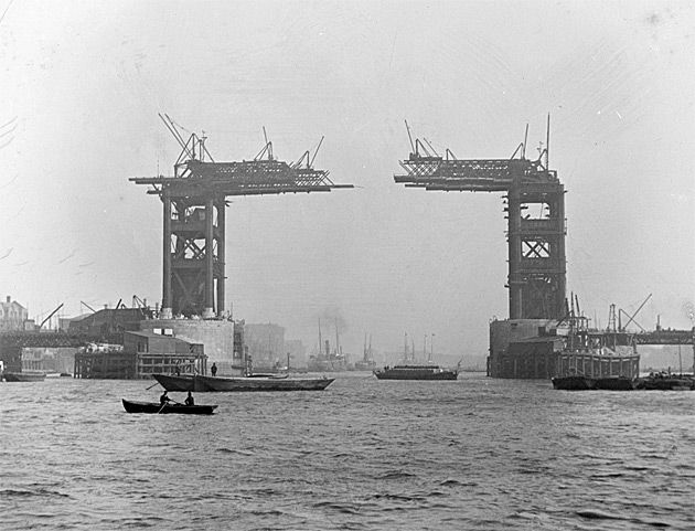 Budowa mostu zwodzonego Tower Bridge w Londynie.