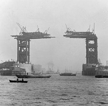 Budowa mostu zwodzonego Tower Bridge w Londynie.