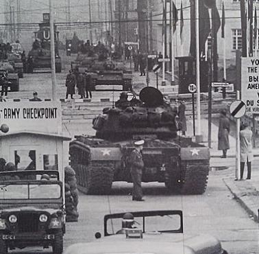 Checkpoint Charlie w czasie Kryzysu berlińskiego