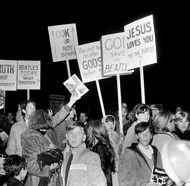 Protest ultrakatolickich środowisk przeciwko koncertowi The Beatles w San Francisco.