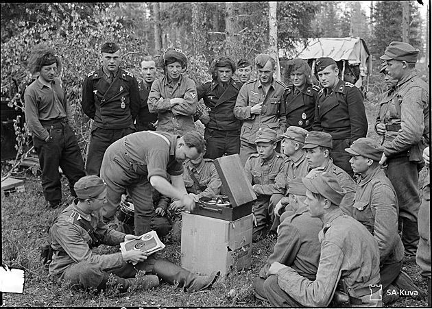 Niemieccy i fińscy żołnierze słuchają wspólnie płyt (Suomussalmi, Finlandia).