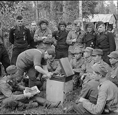 Niemieccy i fińscy żołnierze słuchają wspólnie płyt (Suomussalmi, Finlandia).