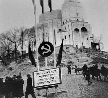 Białystok IX 1939 po napaści Rosji sowieckiej na Polskę. Żydowski baner powitalny...