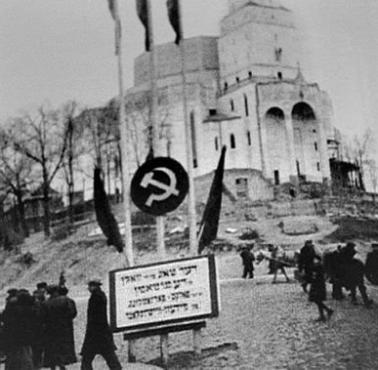 Białystok IX 1939 po napaści Rosji sowieckiej na Polskę. Żydowski baner powitalny...