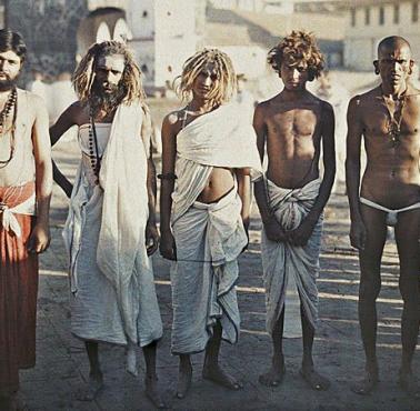 Hinduscy asceci (Sadhus) na ulicach Bombaju (India)