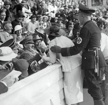 Pewna Amerykanka chce pocałować Hitlera podczas berlińskiej olimpiady.