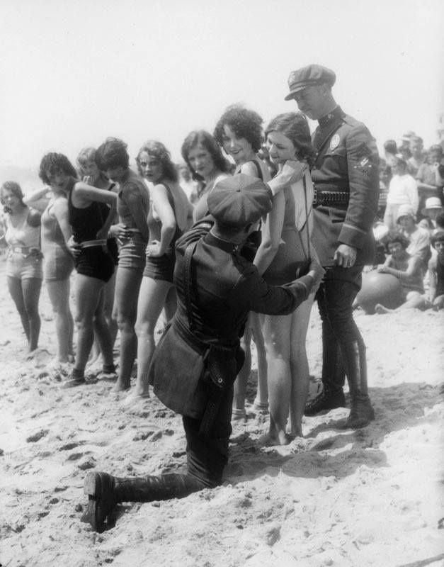 Urzędnik sprawdza wymiar stroju kąpielowego, Venice Beach, Kalifornia, 1929