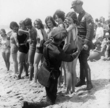 Urzędnik sprawdza wymiar stroju kąpielowego, Venice Beach, Kalifornia, 1929