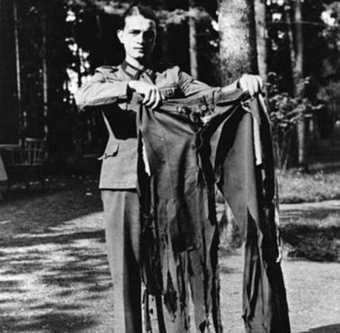 Spodnie Adolfa Hitlera tuż po zamachu w Wilczym Szańcu.