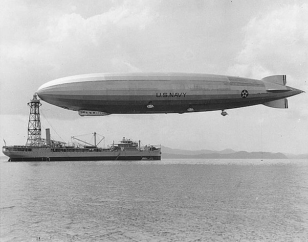 Sterowiec USS Los Angeles zadokowany do USS Patoka (Panama).