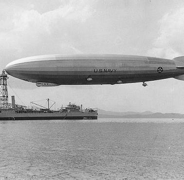 Sterowiec USS Los Angeles zadokowany do USS Patoka (Panama).