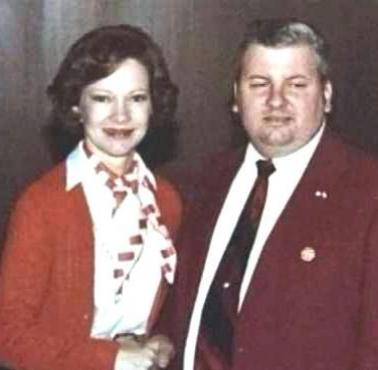 Członek partii demokratycznej, seryjny morderca i gwałciciel John Wayne Gacy z żoną prezydenta USA, Rosalynn Carter.